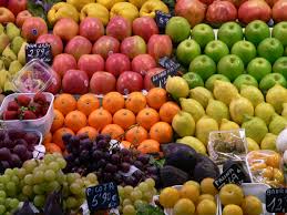 Fruta ecológica en el supermercado proveniente de agricultores genuinos y de agricultores ecológicos